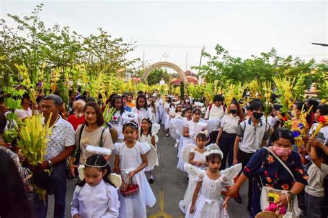 Philippines celebrates Palm Sunday to mark start of .